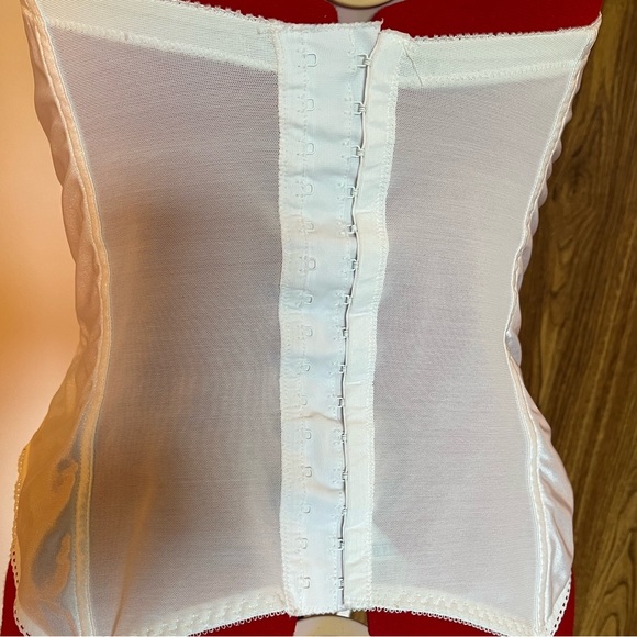 38B Bridal Corset with adjustable/removable garter straps - Picture 6 of 7